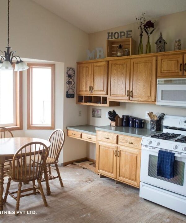 Traditional Honey Oak Country Kitchen